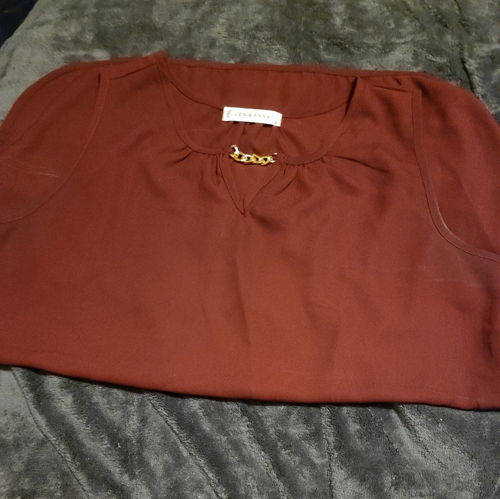 Ladies no-sleeve blouse